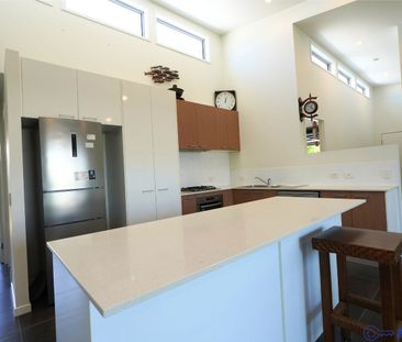 Fully furnished or unfurnished 4 bed house with solar and study - Photo 2