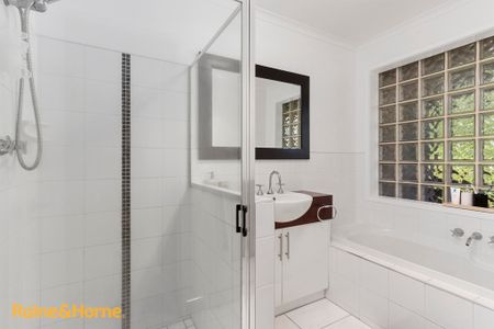 Stunning Family Home - Photo 2