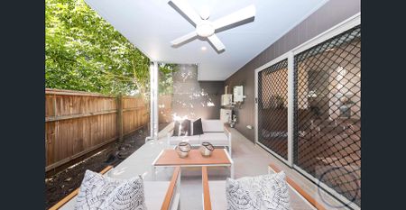 Modern 3 bedroom Townhouse Close to everything ! - Photo 4