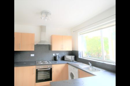 3 Bed Flat, Fairfield Court, M14 - Photo 2