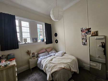 Spacious 6-Bedroom Family Home in Desirable Aro Valley, Wellington - Photo 3