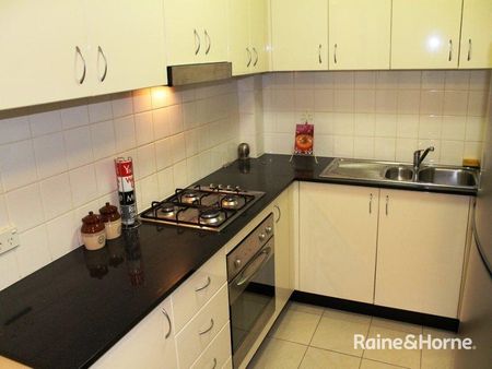 SPACIOUS ONE BEDROOM UNIT - Photo 2