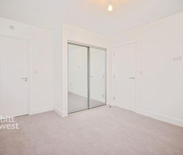 4 bedroom end of terrace house to rent - Photo 2