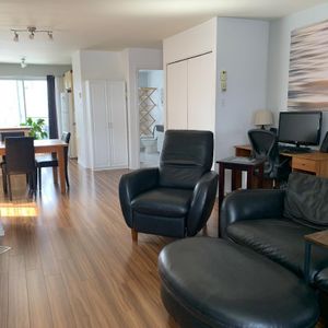 GRAND 4 1/2 dans un triplex - Photo 2