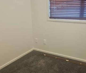 Modern Townhouse in Convenient Mount Wellington - Photo 5