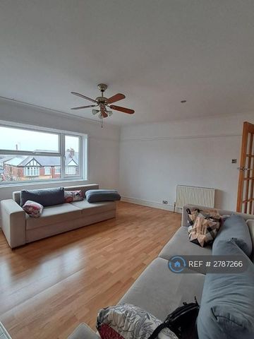 2 bedroom flat to rent - Photo 2