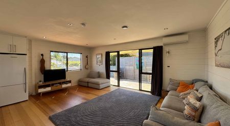 Central Location – Spacious 4-Bedroom Family Home - Photo 4