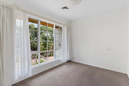 LARGE THREE BEDROOM PROPERTY - Photo 3