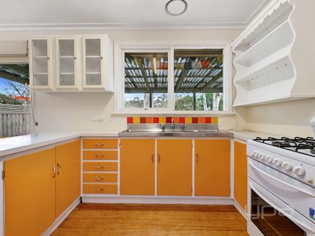 3 BEDROOM FAMILY HOME - Photo 5