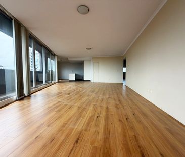 Light filled three bedroom - Photo 6