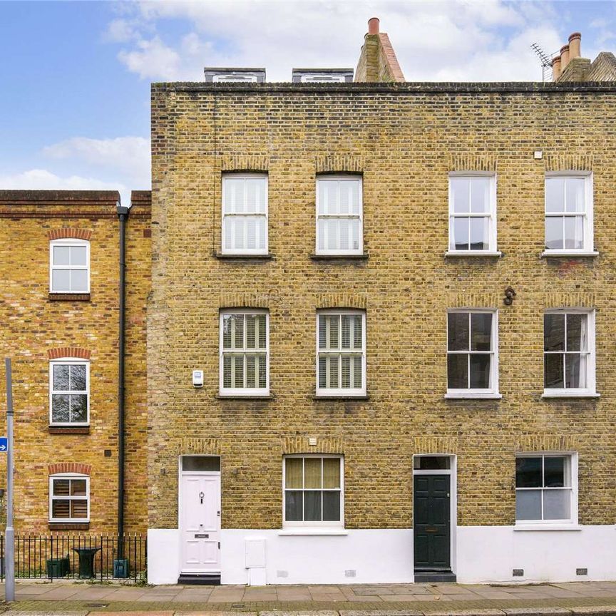 A stylish 4 bedroom family home close to Battersea Square - Photo 1