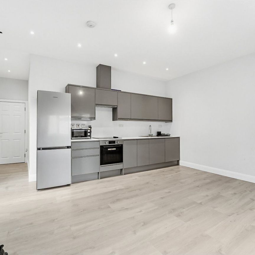 48a Central Road, Morden, SM4 - Photo 1