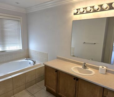 For Lease - 40 Thatcher Crescent, East Gwillimbury, Ontario - Photo 3