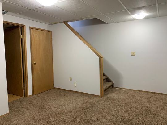 Beautiful 3 Bedroom House in Kentwood East!!! - Photo 1