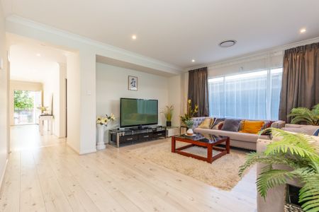 Large Newport Home with Family Sized Spa & Ducted Air Conditioning - Photo 3