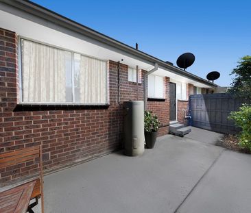 Charming 2-Bedroom Property with Built-in Wardrobes in Lalor - Photo 4