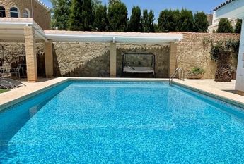 LONG TERM RENTAL. Spacious villa with 6 bedrooms for rent.