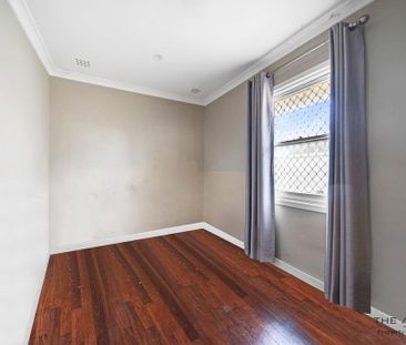 Exciting Renovation Opportunity at 24 Longhurst Way, Queens Park - Photo 4