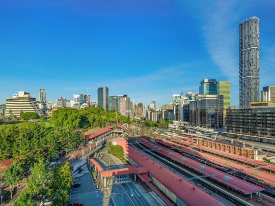 STUNNING INNER CITY PARKLAND APARTMENT! - Photo 1