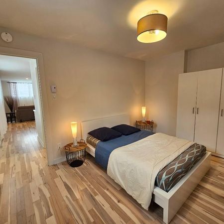 Magnifique 3 1/2 rénové, meublé + cour clôturée @ 1 325 $/mois - Photo 3