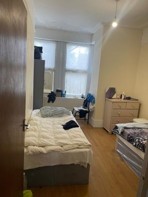 Room in a Shared Flat, Hainault Road, E11 - Photo 1