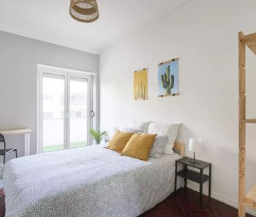 Room in a shared 7-bedroom apartment for rent in Lisbon, professionals only - Foto 2