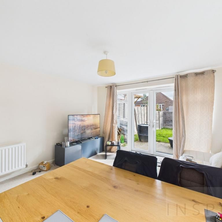 4 bedroom semi-detached house to rent - Photo 1