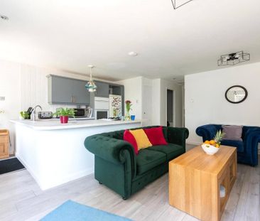 Marlborough Drive, Weybridge, KT13 - Photo 2