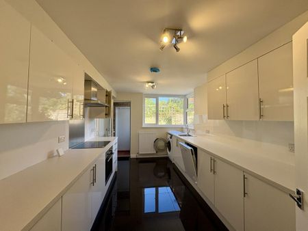 4 bedroom detached house to rent - Photo 2