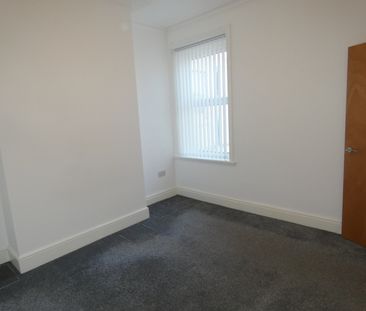 Holmfield Road Flat 2 - Photo 3