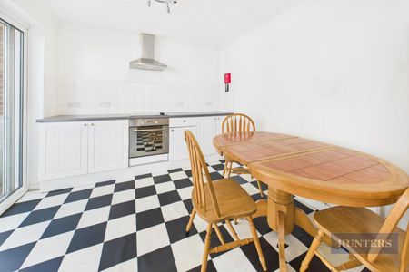 4 bedroom House To Let - Photo 5