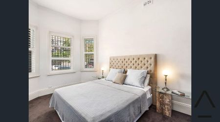 Elegant, Light-Filled Semi with Parking in Prime Inner-City Locale - Photo 3