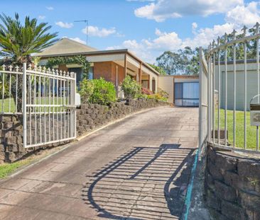 Spacious Burnside Family Home with Huge Shed - Walk to Schools! - Photo 2