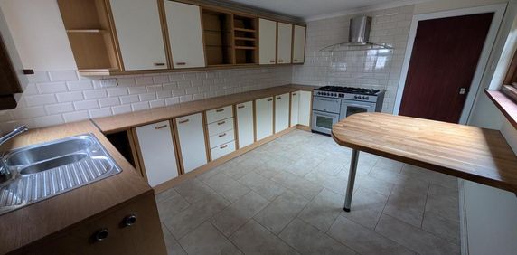 4 bedroom detached house to rent - Photo 2