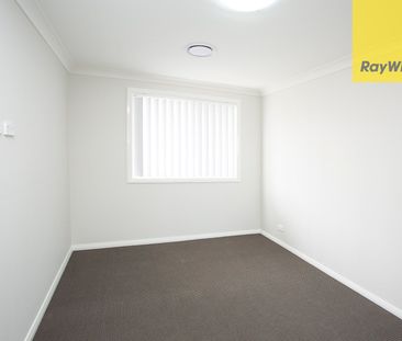 TOWNHOUSE, WALK TO STATION - Photo 4