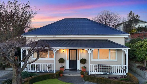 Tidy Two Bedroom - Photo 1