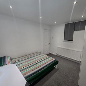 Room in a Shared Flat, Bradwell Mews, N18 - Photo 2