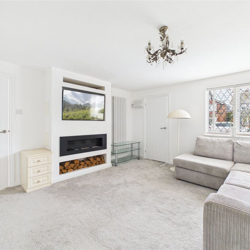 3 bedroom House in Merrifield Close, Reading - Photo 1