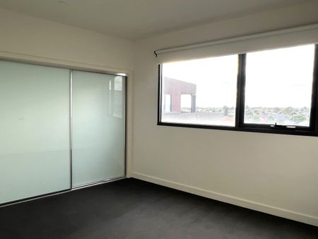 Light filled, spacious and modern apartment! - Photo 3