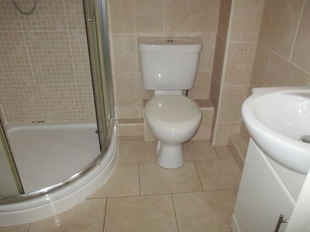 3 bed Town House - To Let - Photo 5
