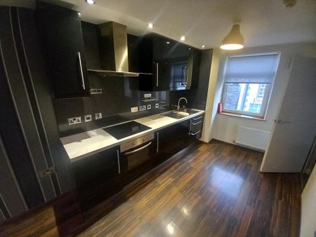 2 bedroom mews to rent - Photo 3