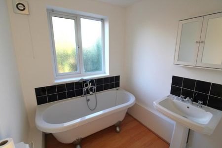 2 bedroom end of terrace house to rent - Photo 2