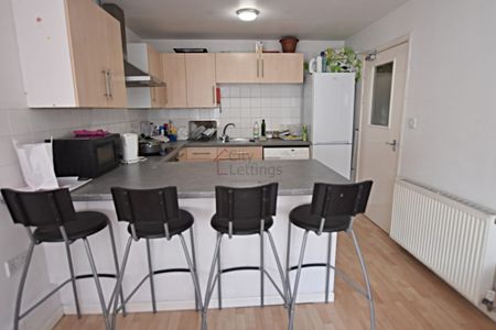 3 Bedroom Flat - Photo 2