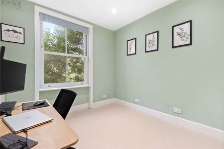 SHORT LET - A stunning three bedroom split-level flat with roof terrace - Photo 5