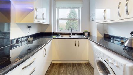 2 bedroom Flat To Let - Photo 3