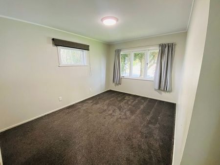 Large family home with fully fenced backyard - Photo 2