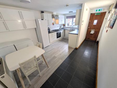 1 bedroom in a house share to rent - Photo 5