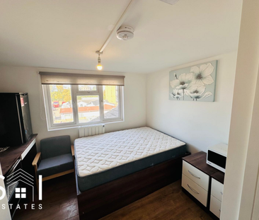 3 bedroom flat to rent - Photo 4