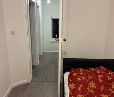 Room in a Shared House, Westcroft Way, NW2 - Photo 1