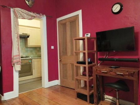 1 Bed Flat, Broughton Road, EH7 - Photo 2